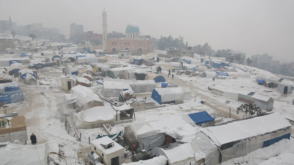 Vue du camp de déplacés internes enneigé dans la ville de Selkin, au nord-ouest de la Syrie.