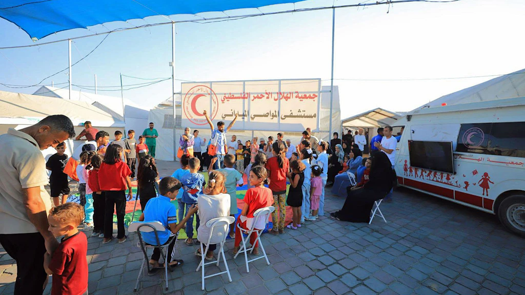 Soutien pour les enfants à l'hôpital de campagne du Croissant-Rouge palestinien à Al-Mawasi, bande de Gaza.