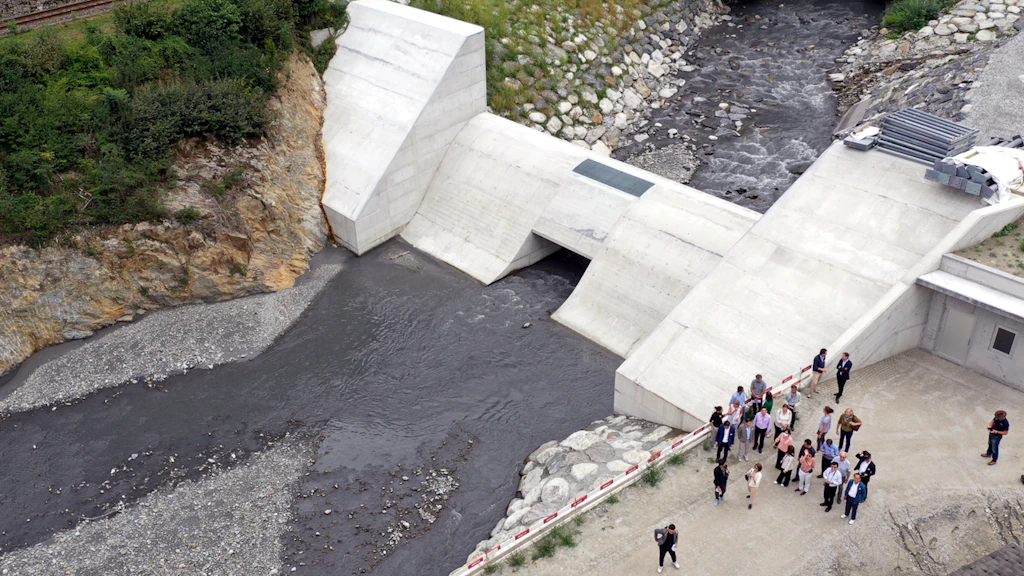 Vue aérienne des délégations asiatiques à proximité d’un barrage.