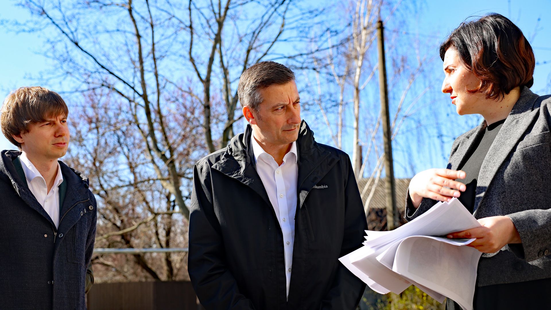Jacques Gerber s’entretient avec une femme dans le cadre de la visite d’une école de Tchernihiv, reconstruite grâce à l’aide fournie par la Suisse.