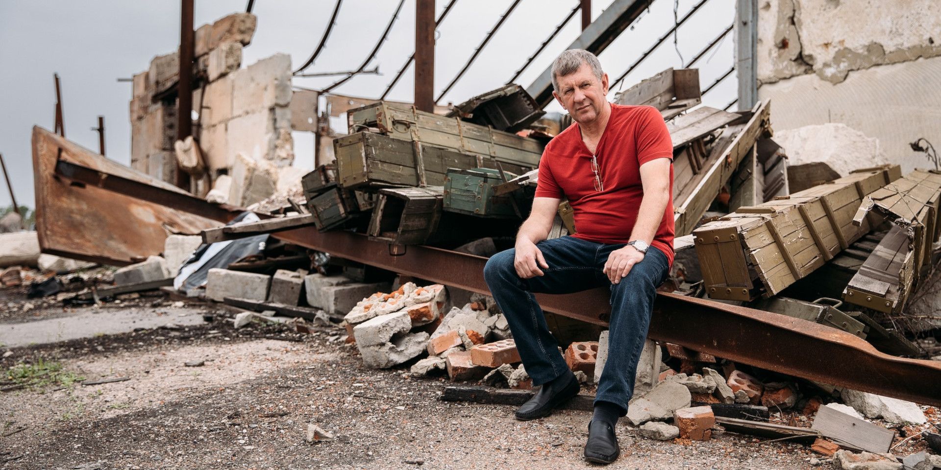 Valerii pose devant sa ferme dans l’oblast de Kharkiv.