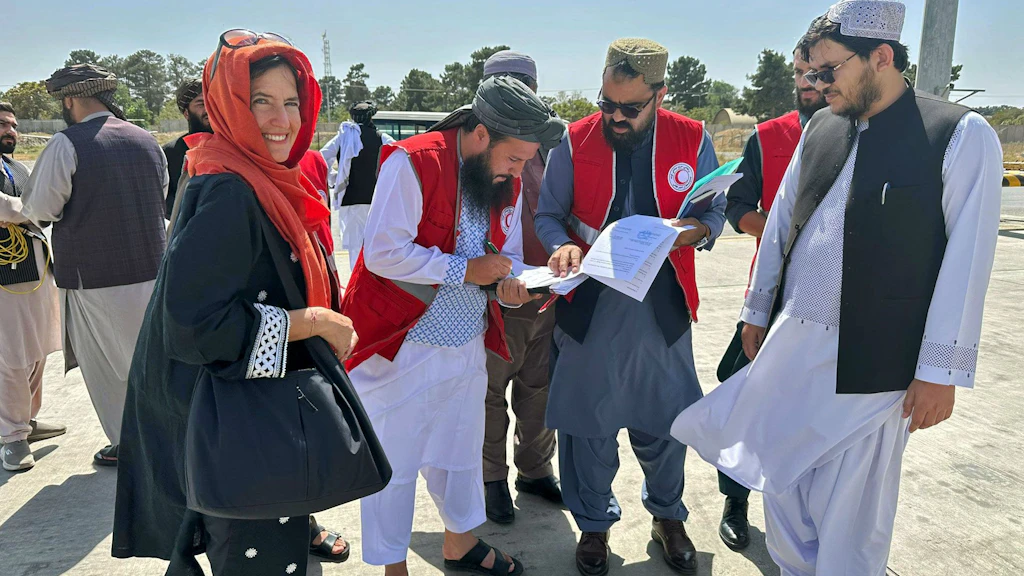 Pamela Stathakis lors de la réception des biens de secours envoyés par la Suisse après le séisme survenu en Afghanistan en septembre 2025.