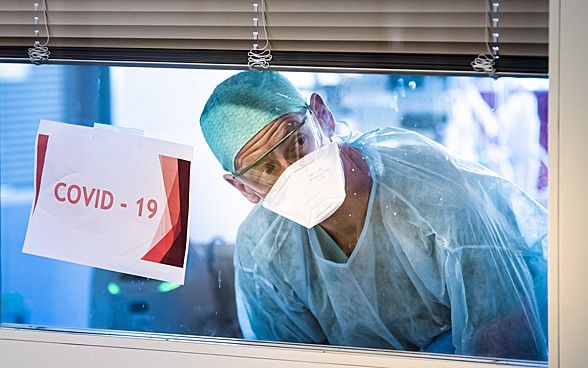 Un personnel médical au travail dans l'unité de soins intensifs d’un hôpital en Suisse lors de l'épidémie de coronavirus (Covid-19).