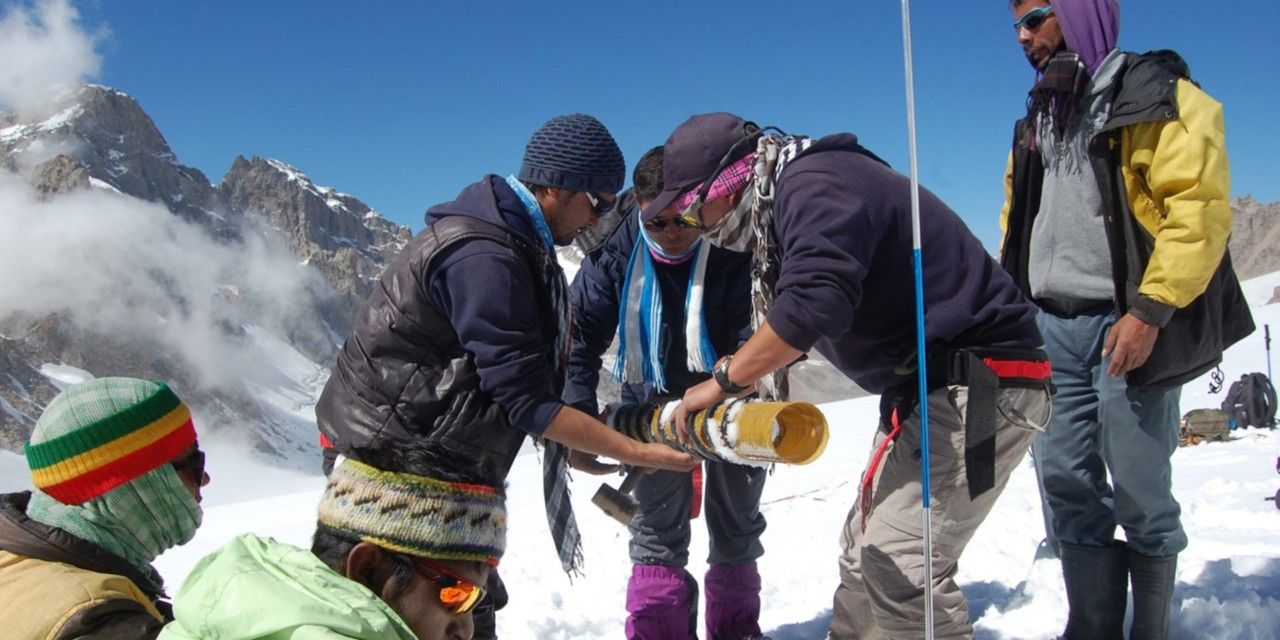 Grâce à son programme d’adaptation aux changements climatiques mené dans l’Himalaya indien, la DDC contribue au renforcement des connaissances scientifiques des jeunes chercheurs.