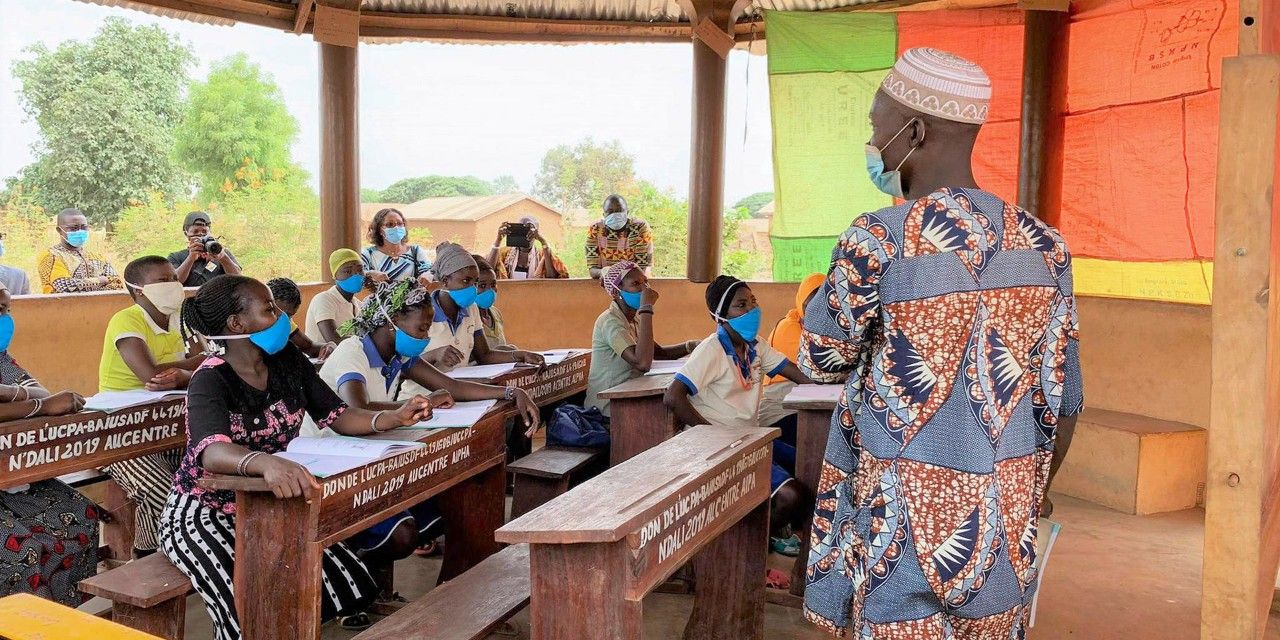 La construction et l’équipement d’infrastructures scolaires et la distribution de kits scolaires aux élèves font partie des actions soutenues par le PME au Bénin.