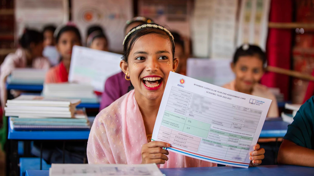 Dans une classe d’école de l’un des camps de réfugiés de Cox’s Bazar au Bangladesh, des enfants rohingyas reçoivent un certificat.