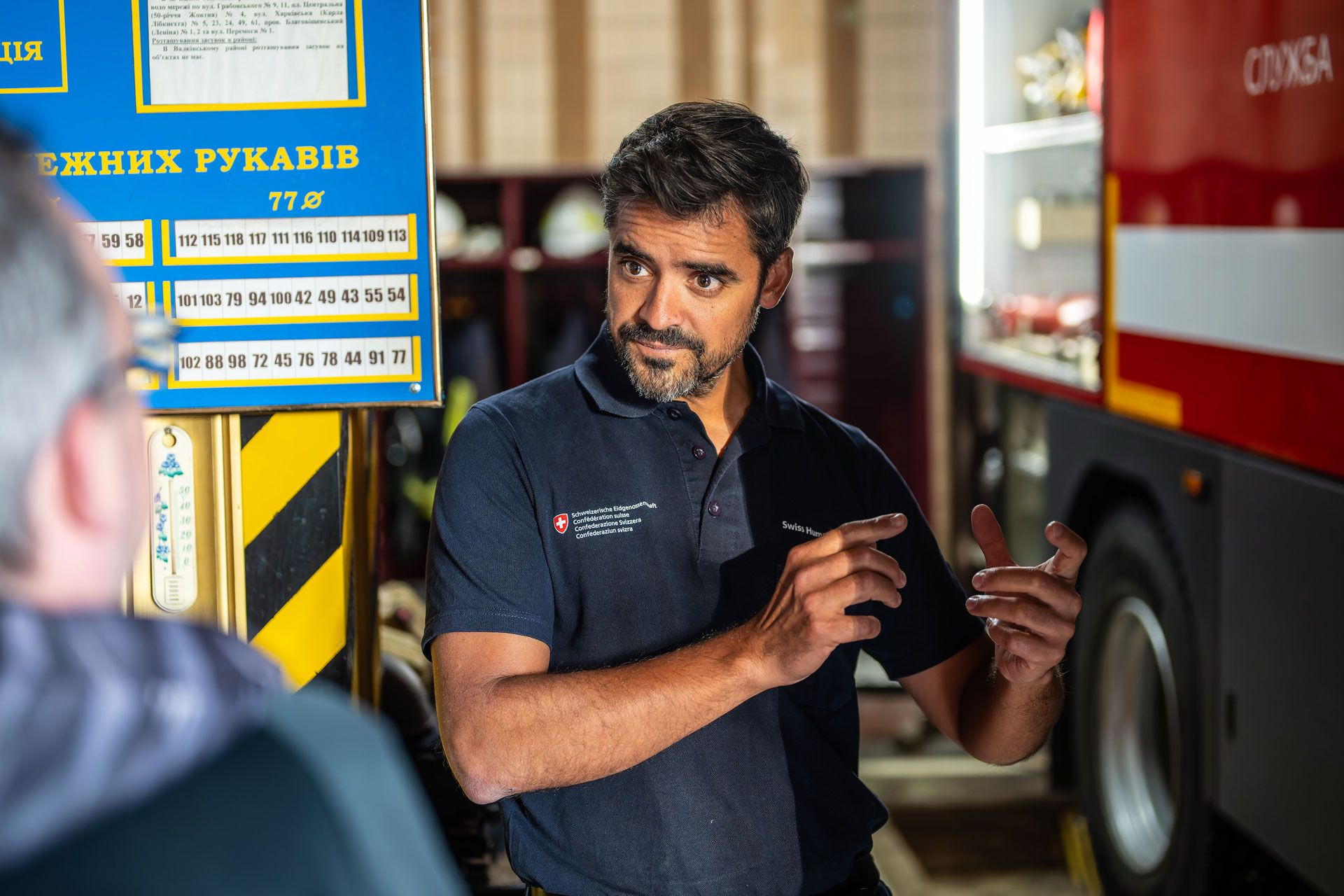 Urs Bächtold en discussion avec le personnel ukrainien de la protection civile.