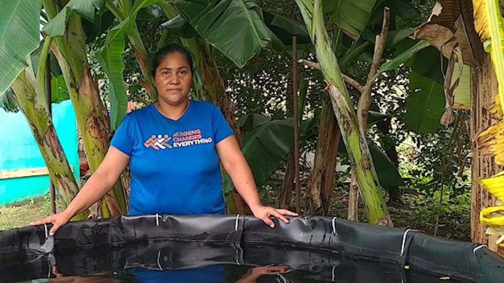 Une paysanne nicaraguayenne devant son réservoir d'eau.