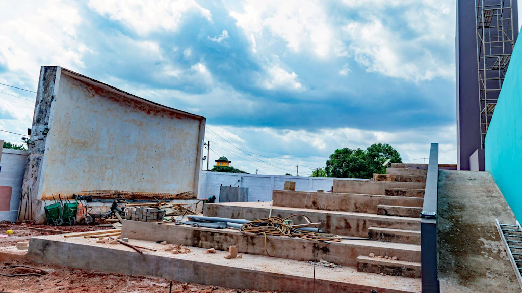 Travaux de rénovation au cinéma Guimbi à Bobo-Dioulassé, au Burkina Faso. 