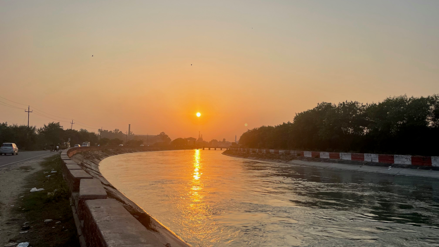 Coucher de soleil voilé au-dessus d'une rivière.
