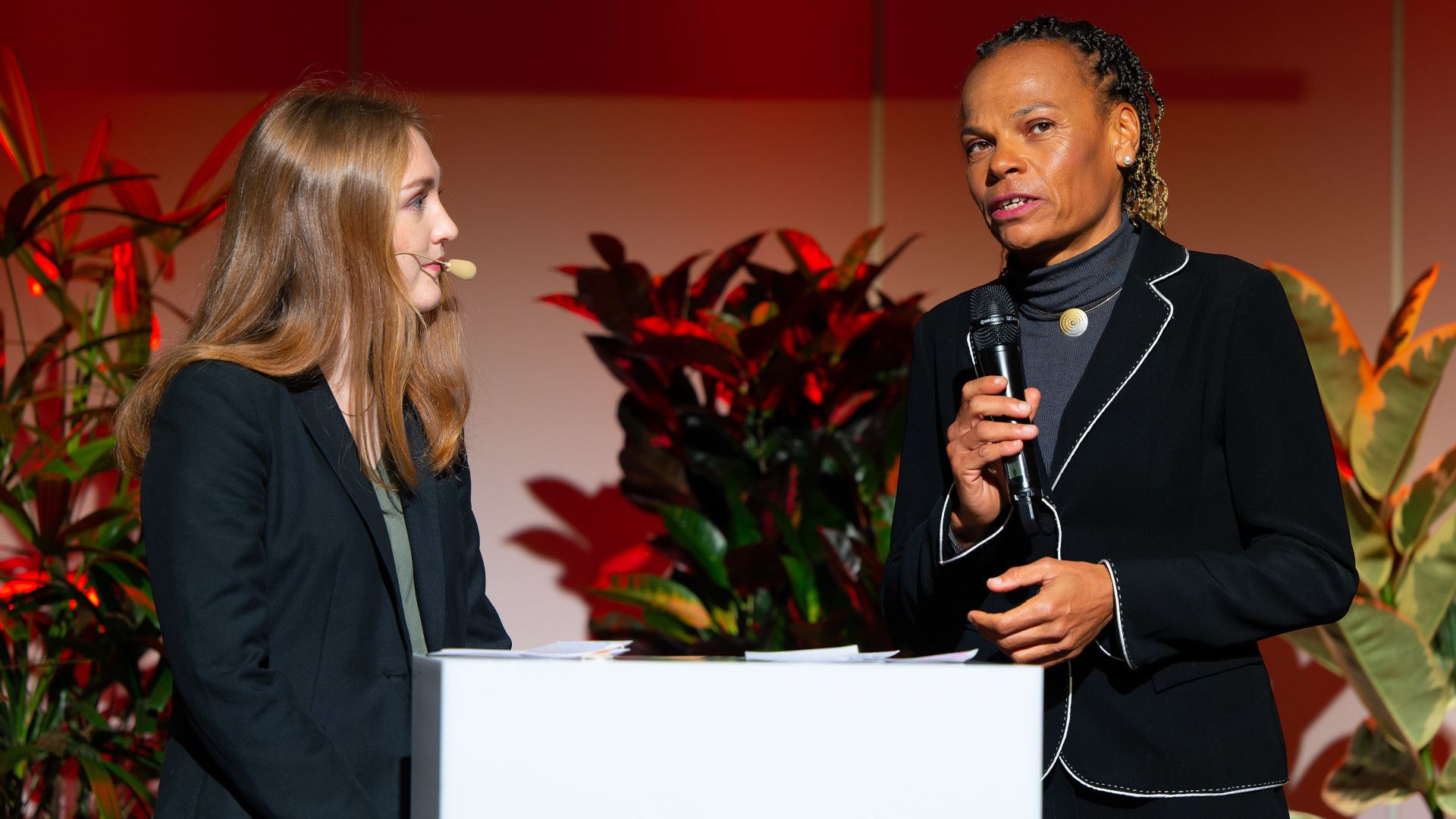 Patricia Danzi échange avec une jeune femme.