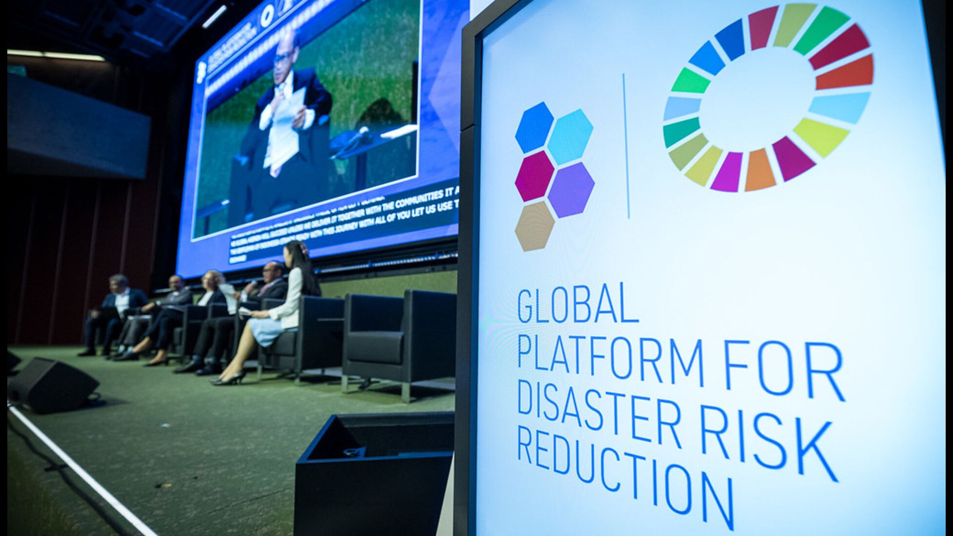 Sur l'image, on peut voir le logo de la Plateforme mondiale pour la réduction des risques de catastrophe (GPDRR).