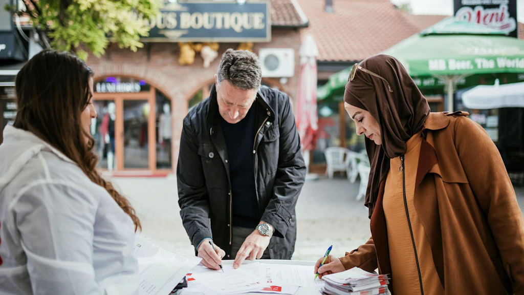 Des citoyens de Novi Pazar s'informent à un stand d'information sur les nouveaux services en ligne de leur municipalité.