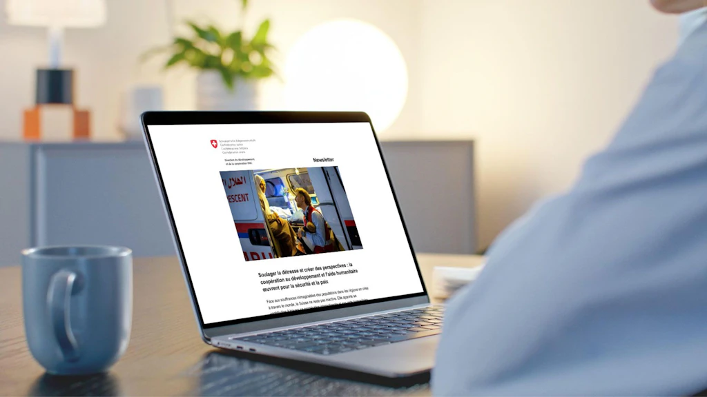 Une personne lisant la newsletter de la DDC sur son ordinateur portable.