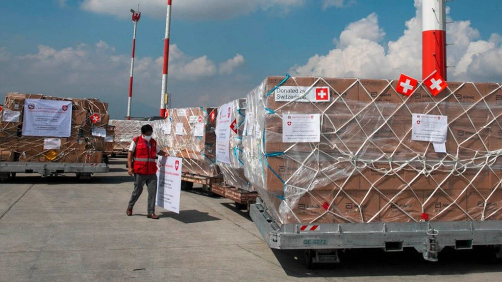 Après l’atterrissage à Katmandou: le matériel de secours fourni par la Suisse est stocké dans un entrepôt à partir duquel il est transporté jusqu’aux localités qui en ont besoin.