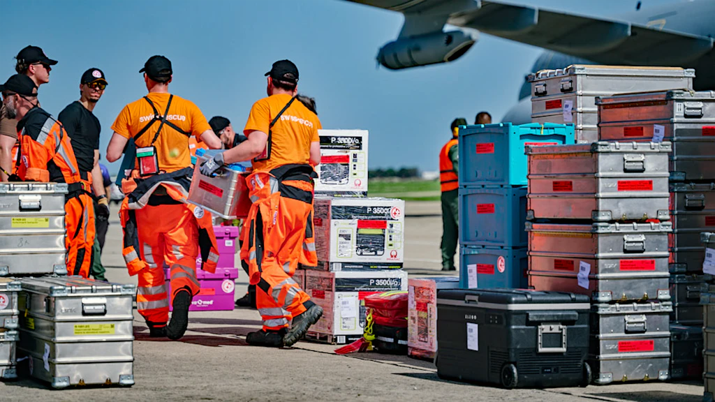 L'avion de la chaîne de secours est déchargé au Venezuela.