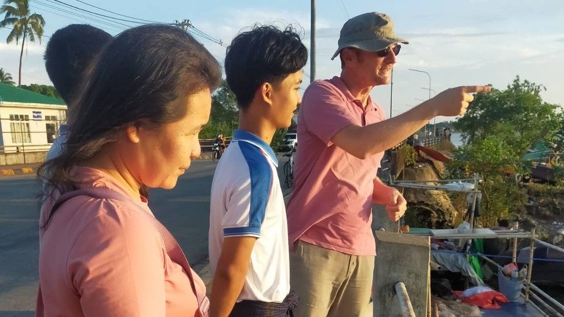 DEZA-Mitarbeiter Lucas Riegger mit Kollegen in Myanmar.