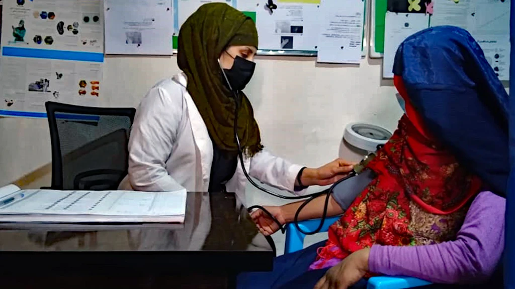 Une médecin examine une patiente. 