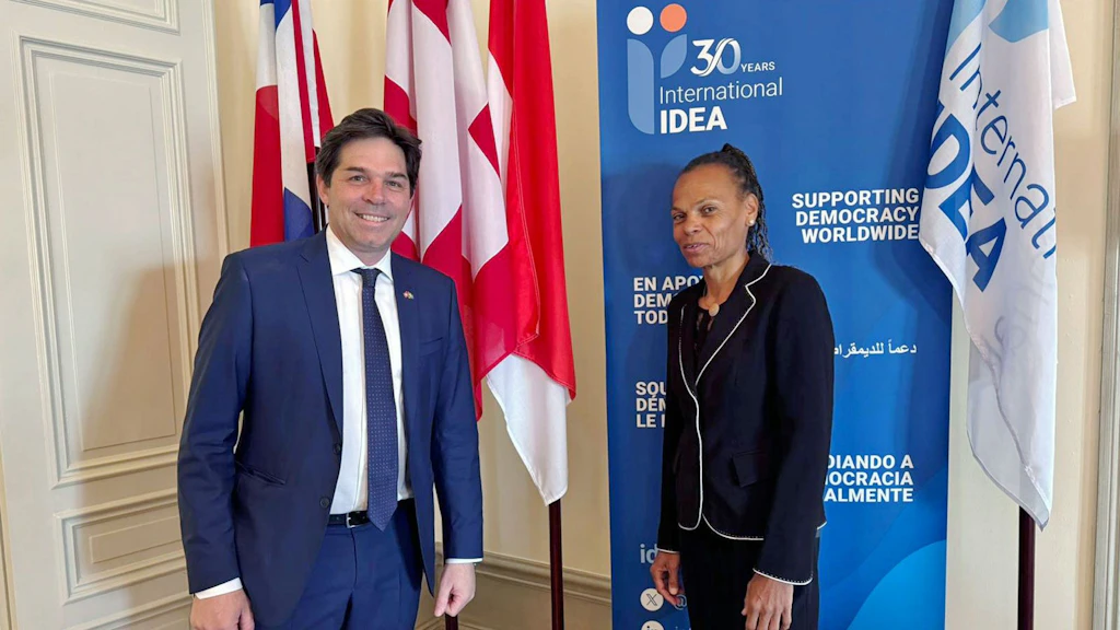 Adrian Junker, ambassadeur de Suisse à Stockholm et président de l’organisation IDEA International en 2025, se tient à côté de Patricia Danzi, directrice de la DDC, qui assure la présidence de l’assemblée extraordinaire du Conseil des États membres le 12 juin 2025.