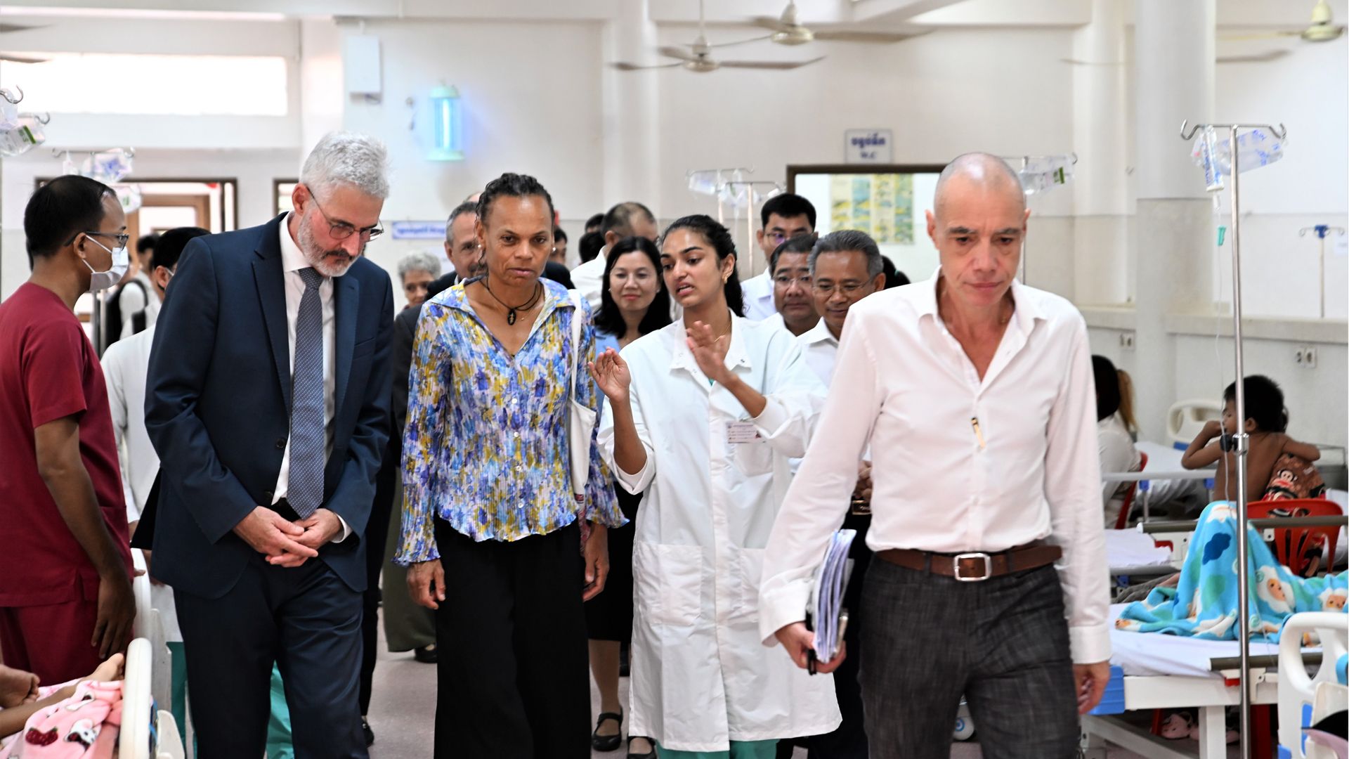 La directrice de la DDC Patricia Danzi lors d’une visite de l’hôpital Kantha Bopha à Siem Reap, au Cambodge. 