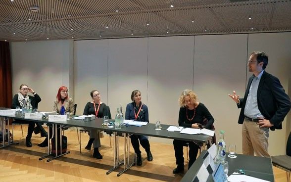 Andreas Weber, chargé de programme à la DDC, s’adresse à la délégation.