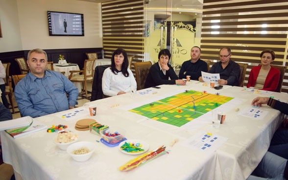 Un atelier réunit plusieurs parties prenantes autour de la table.