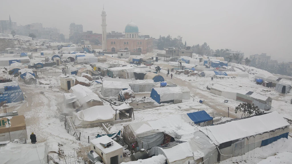 Vista del campo per sfollati interni coperto di neve nella città di Selkin, nel nord-ovest della Siria.