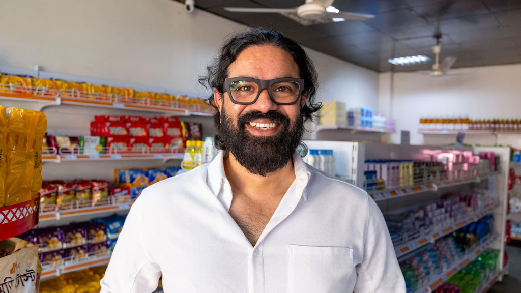 Saif Rashid in uno dei suoi supermercati.