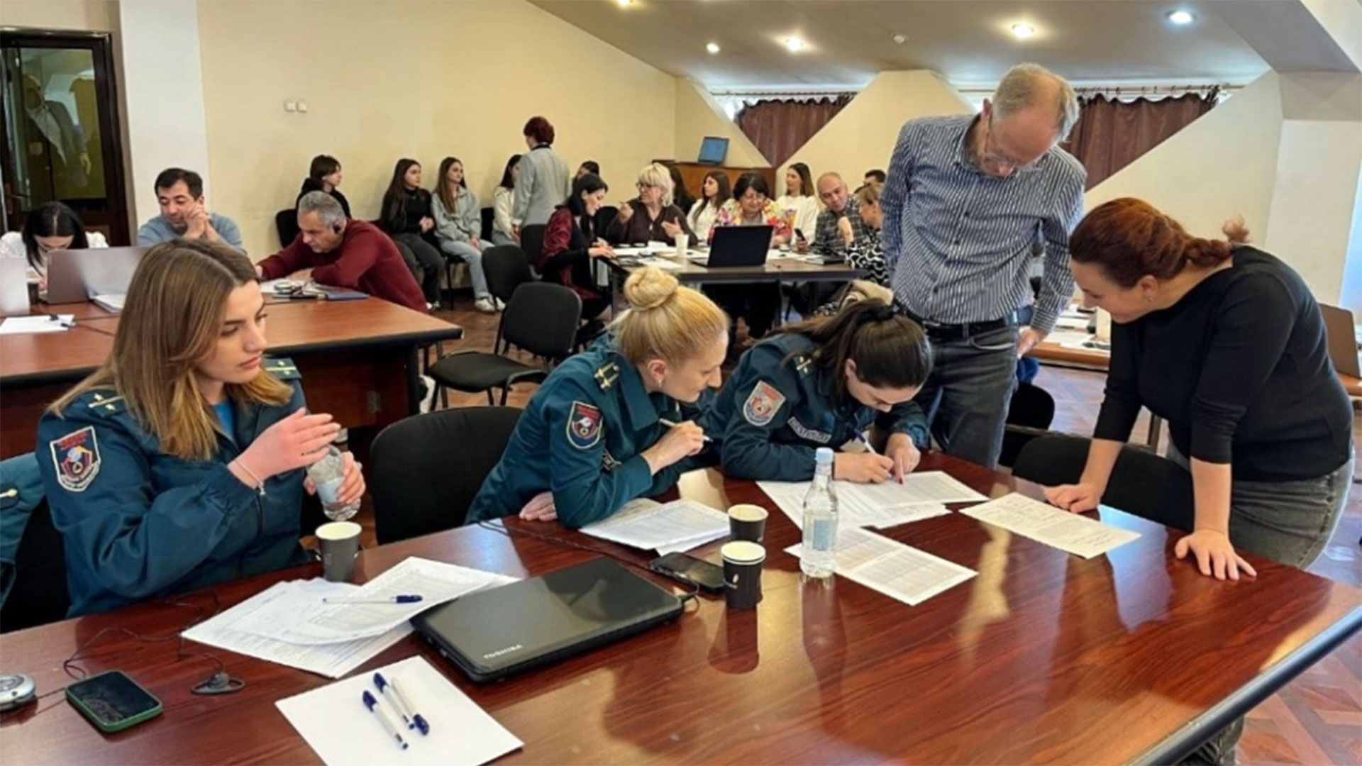 Ingegnere armene al lavoro durante un workshop in un’aula.