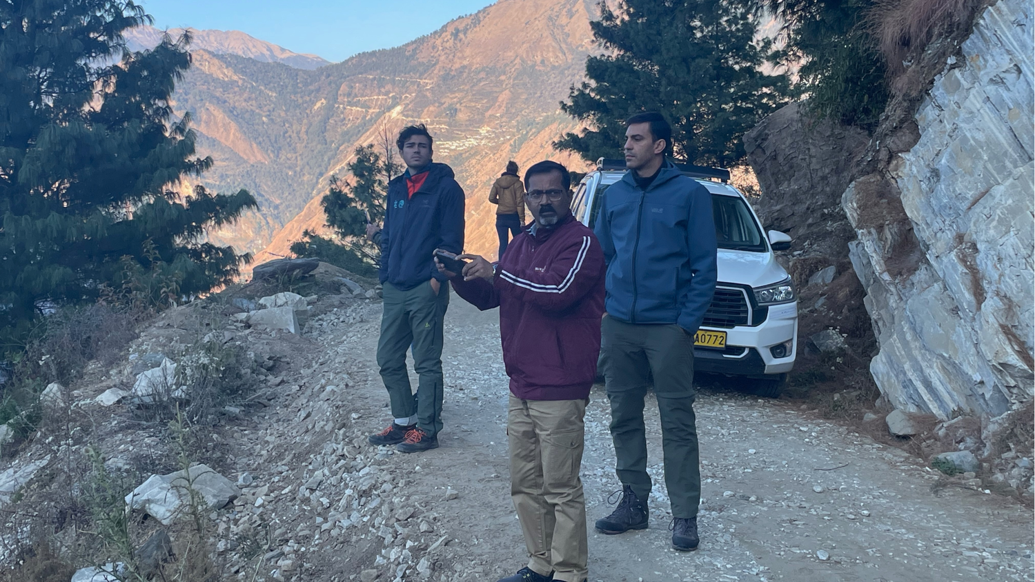 Valle di Patalganga con lo scienziato capo del CBRI che spiega la situazione.