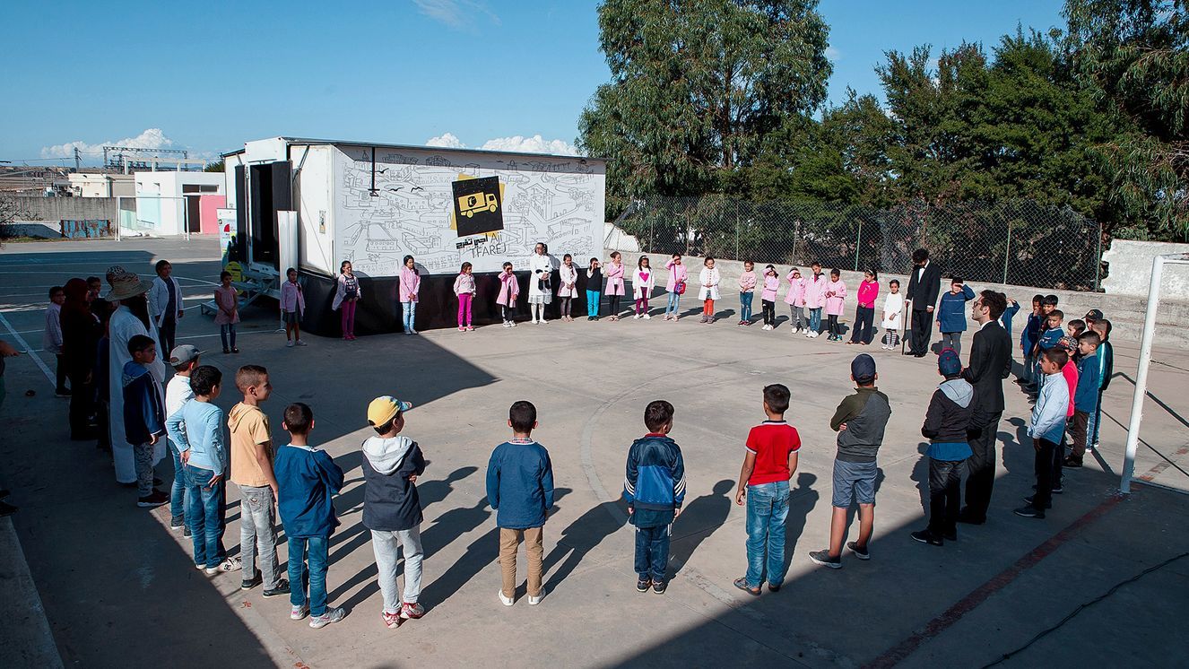 Oltre alla pièce teatrale, il gruppo propone dei laboratori per i bambini.
