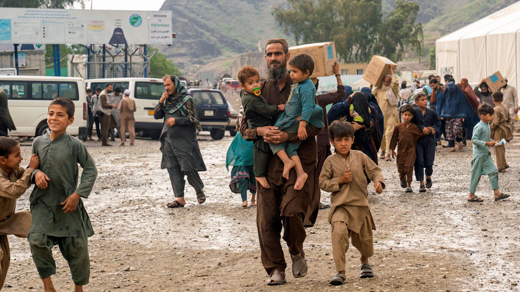 Gruppo di persone afghane che tornano nel loro Paese passando per Jalalabad.