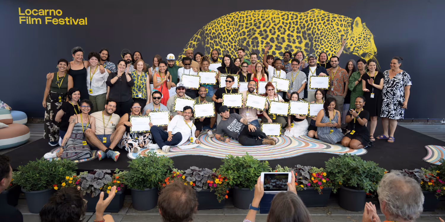 Tutti i partecipanti di Open Doors sono assieme sul palco.