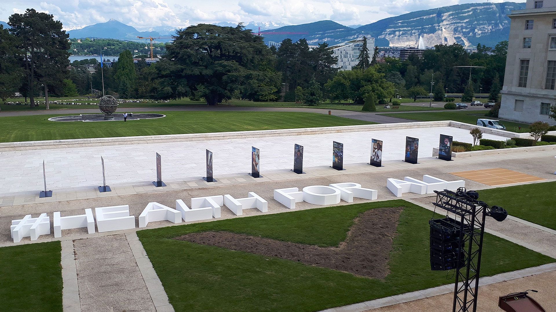 Sul prato di fronte all’edificio delle Nazioni Unite a Ginevra appare in grande la scritta #healthforall.