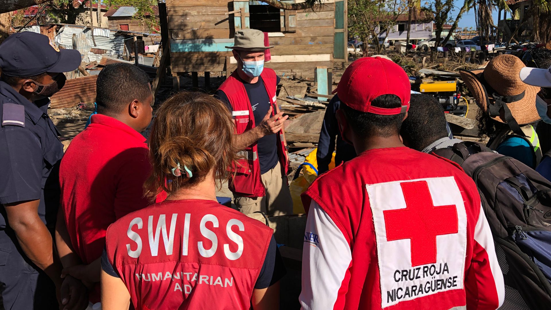 Tra le macerie, membri del Corpo svizzero di aiuto umanitario e della Croce Rossa organizzano una missione umanitaria dopo l’uragano in Nicaragua.
