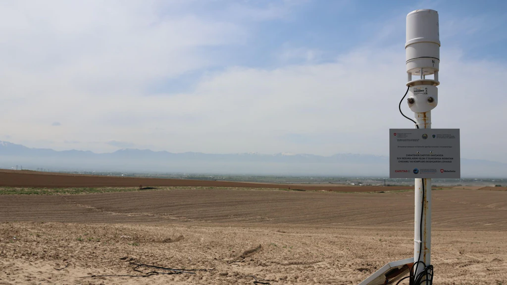 Una stazione idrometeorologica finanziata dalla DSC nel bacino del fiume Zarafshan, in Uzbekistan. Sullo sfondo, le montagne dell’Asia centrale.