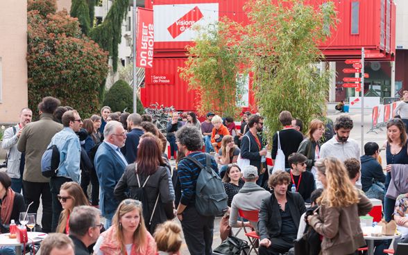 I partecipanti del festival Visions du Réel si incontrano a Nyon. 