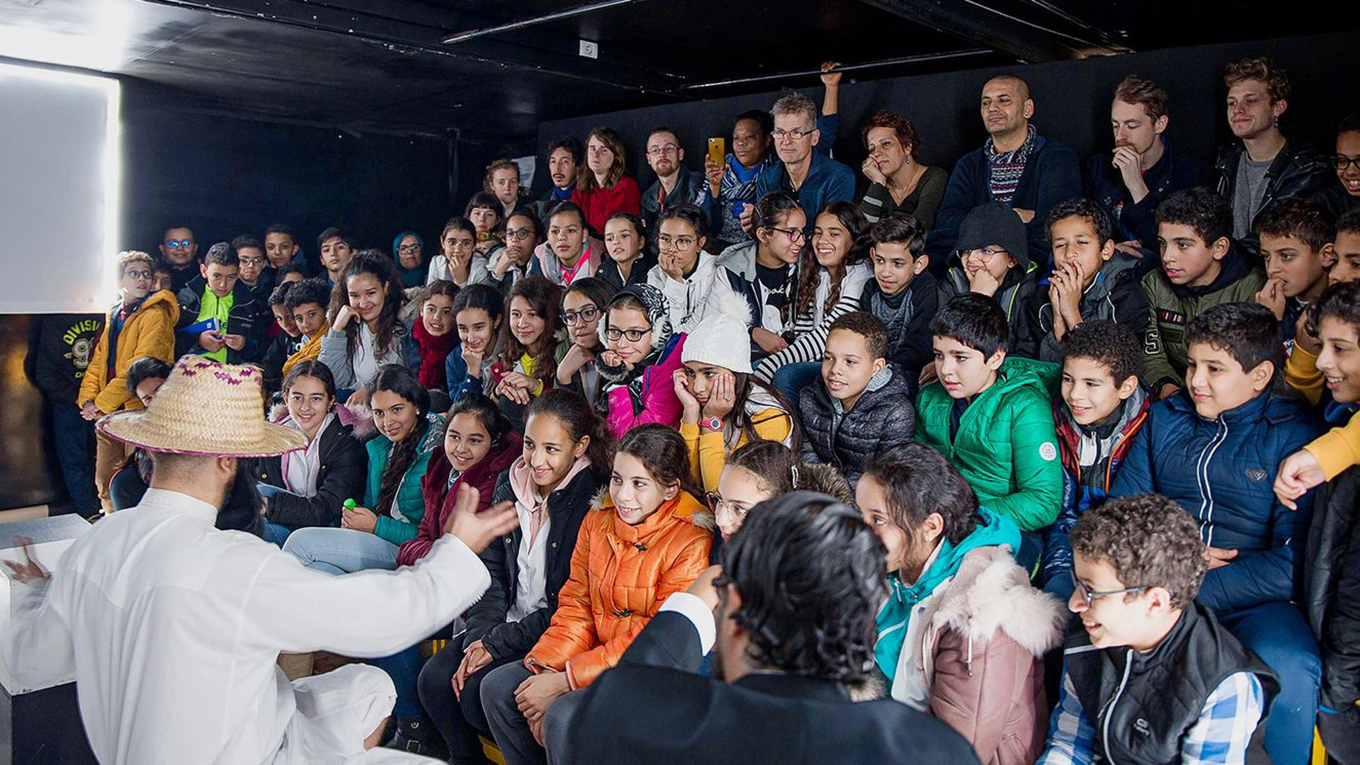 Spettatori della rappresentazione teatrale «Il muro».