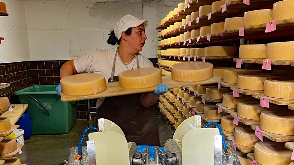 Nino Akhaladze fa il formaggio.  