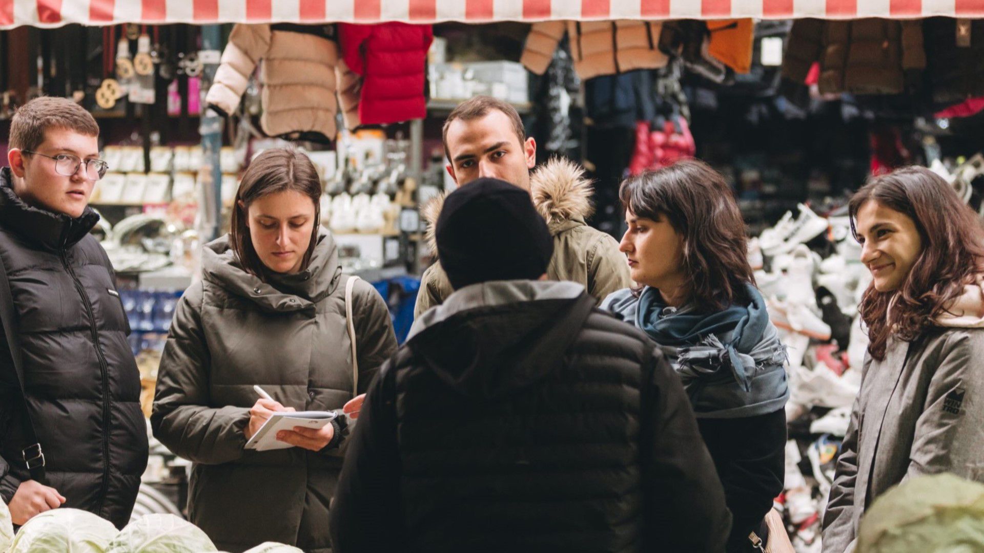 I giovani stanno conducendo un sondaggio per strada.