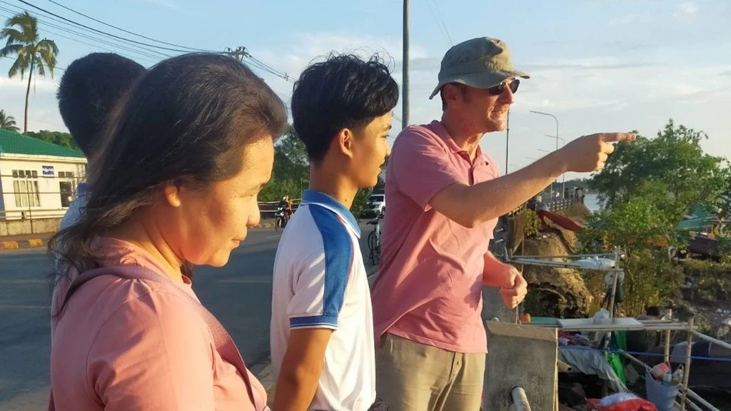 Il collaboratore della DSC Lucas Riegger con i colleghi in Myanmar.