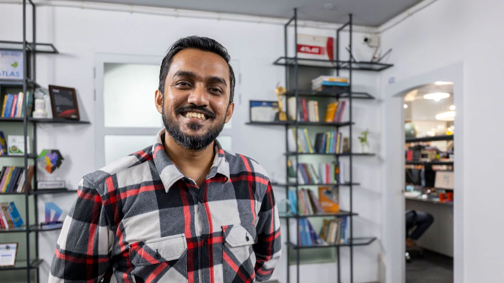 Shurid Mashrur, CEO di Aunkur, nella sua azienda.