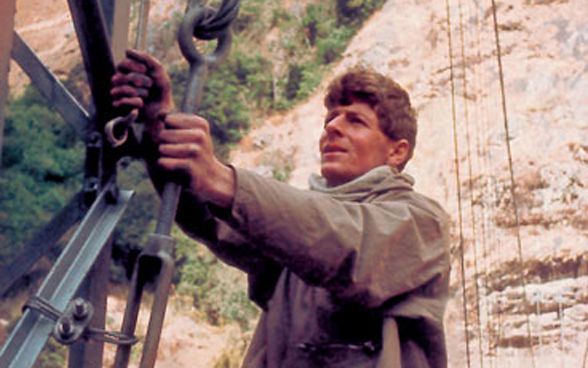 L’ingegnere svizzero Hans Aschmann sul cantiere di un ponte sospeso in Nepal nel 1961.