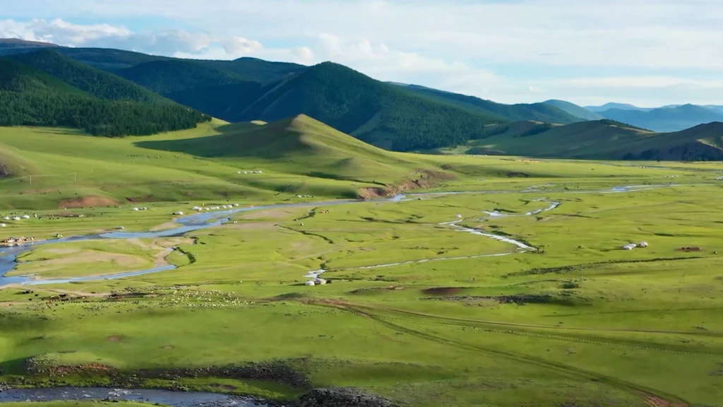 Un panorama dei pascoli e delle montagne in Mongolia.