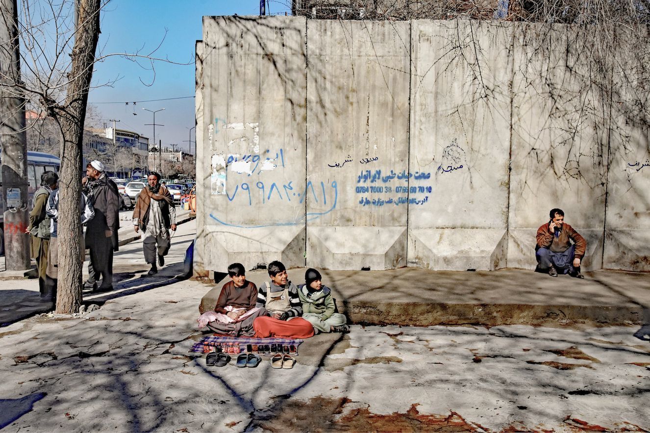 Ragazzi che chiedono l’elemosina e vendono scarpe nella capitale afgana Kabul. Nel mondo, 258 milioni di bambine e bambini non vanno a scuola; l’84 per cento vive in una situazione di crisi durevole.