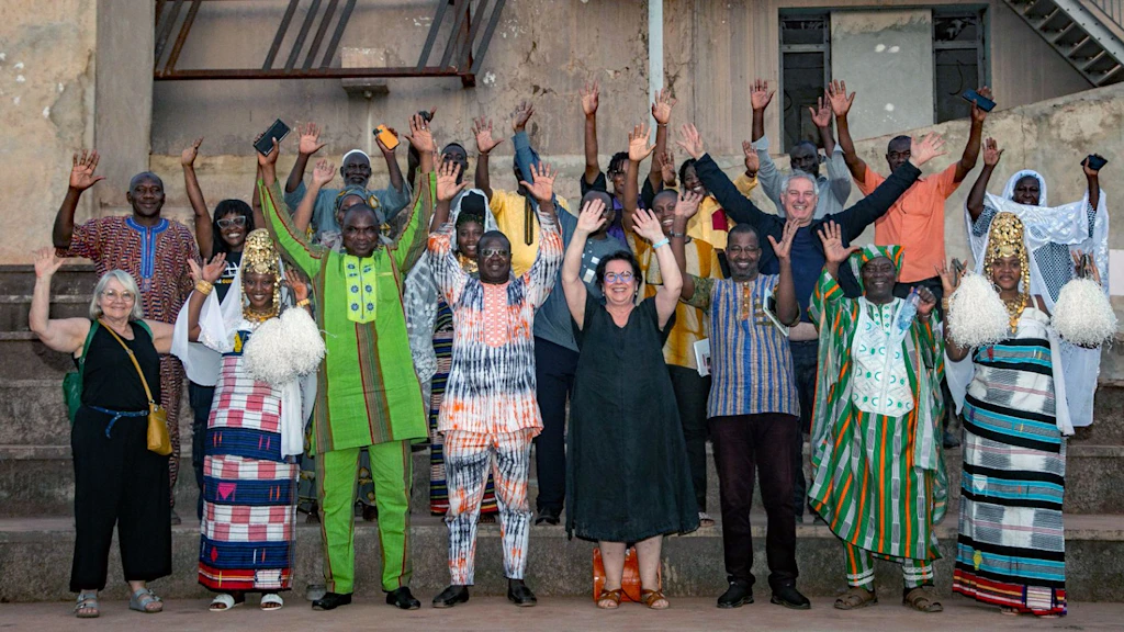 Partner locali e colleghi dell’Ufficio svizzero di cooperazione durante la visita al cantiere del cinema Guimbi a Bobo-Dioulasso, in Burkina Faso. 