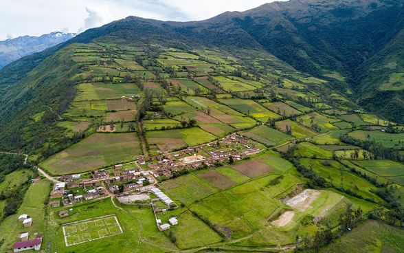  Paesaggio montano con campi.