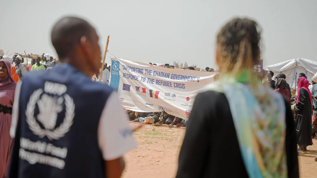 La direttrice della DSC, Patricia Danzi, e un rappresentante del PAM davanti al campo profughi di Adré, in Ciad, al confine con il Sudan.