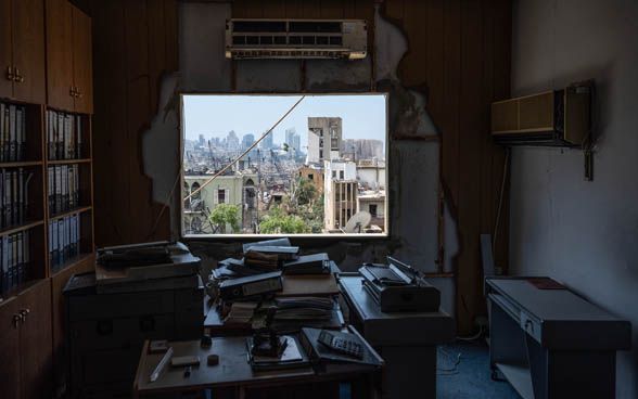 Vista di Beirut, in Libano, dalla finestra devastata di un appartamento.